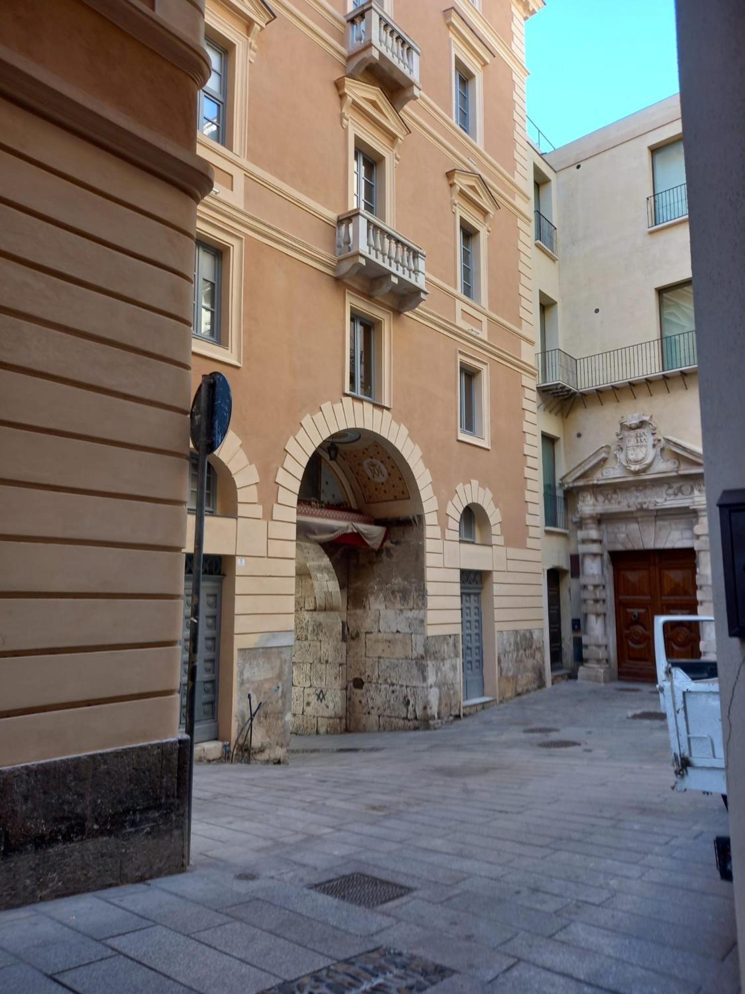 Апартаменты Residenze Palazzo Pes Кальяри Экстерьер фото